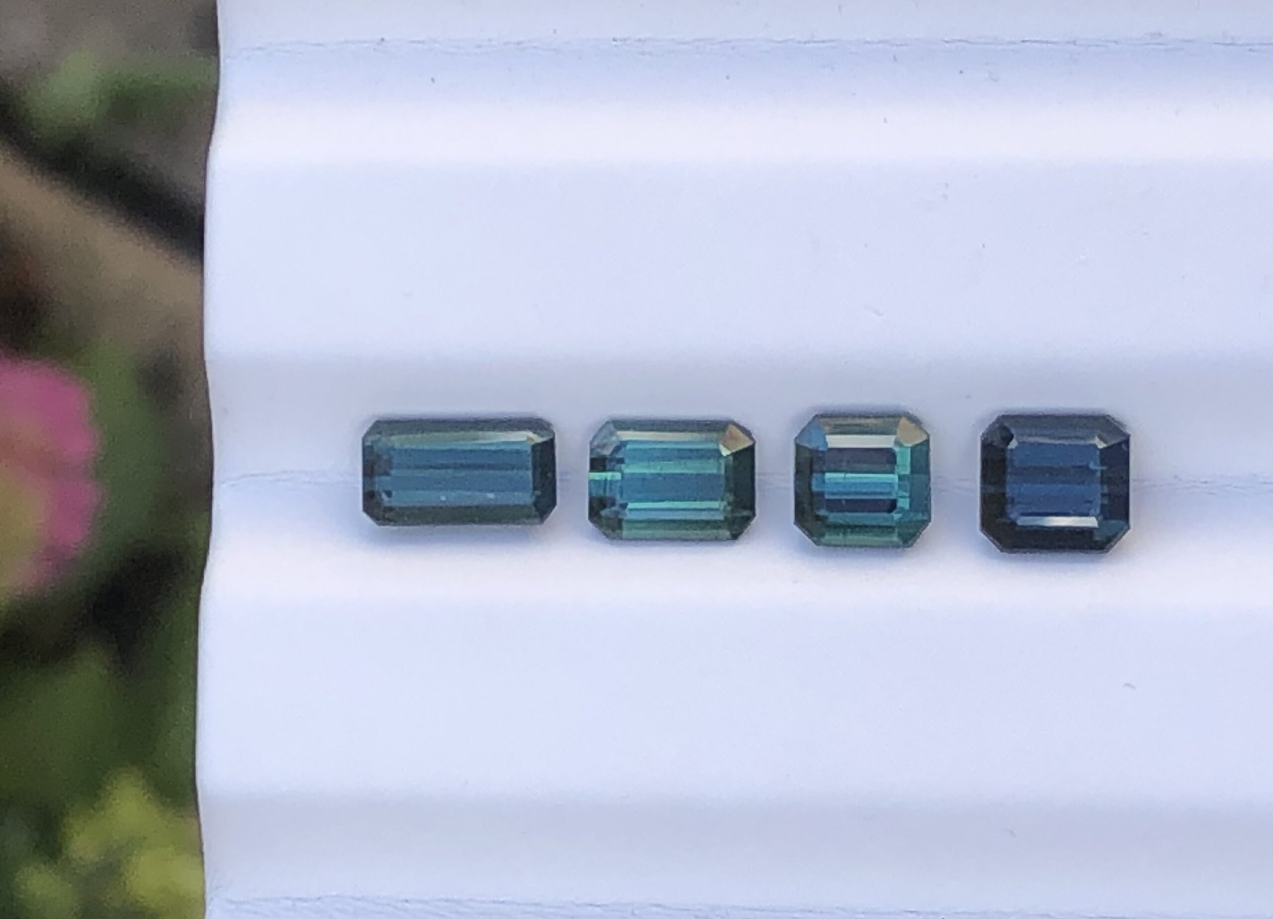 4.5 carat total - Indicolite